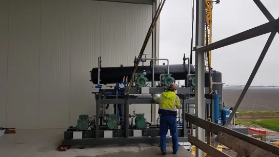 Machineframe plaatsen bij DC Kippie